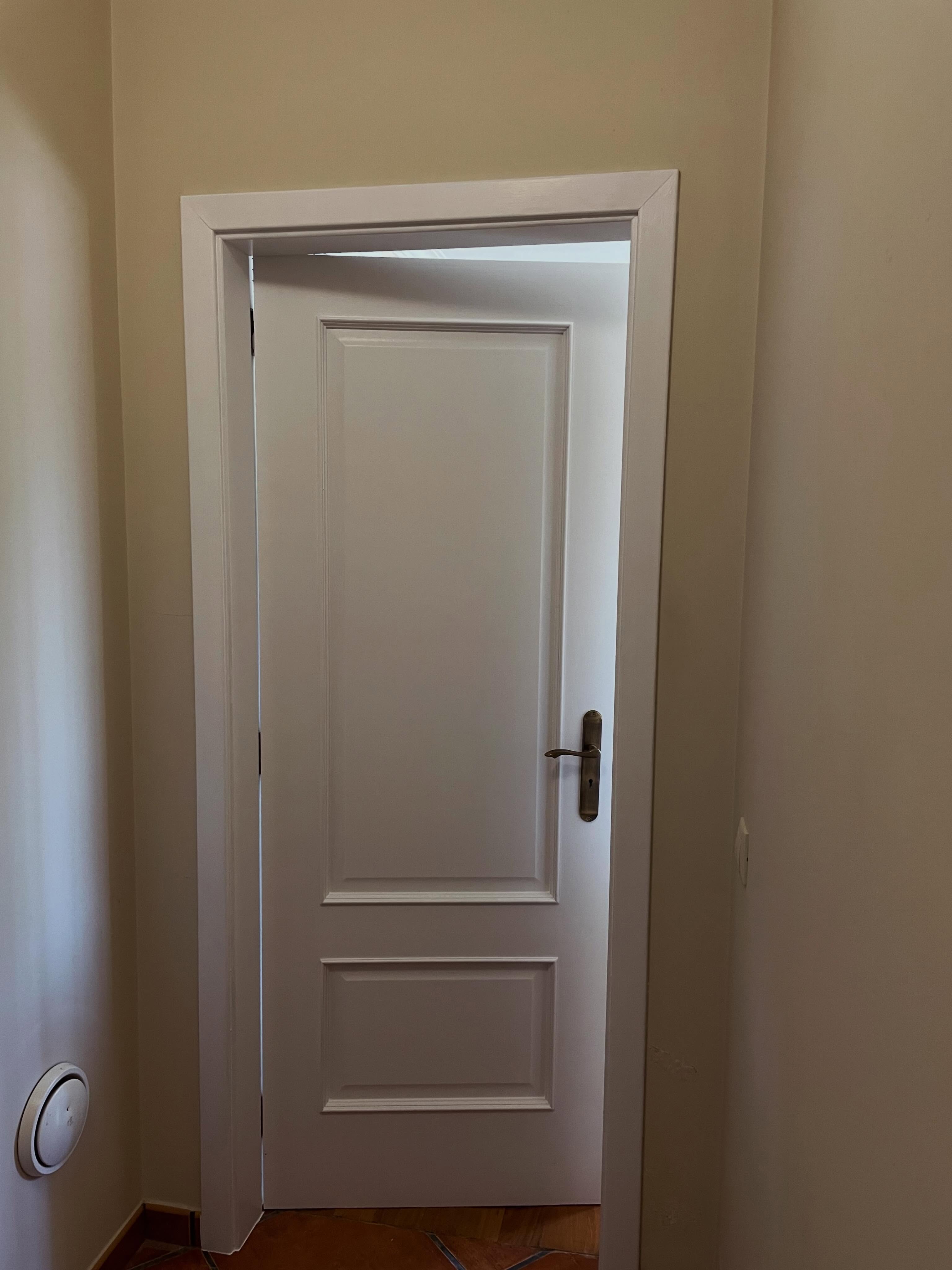 Detalhe de porta interior publicado pelo perfil com requalificação e pintura.