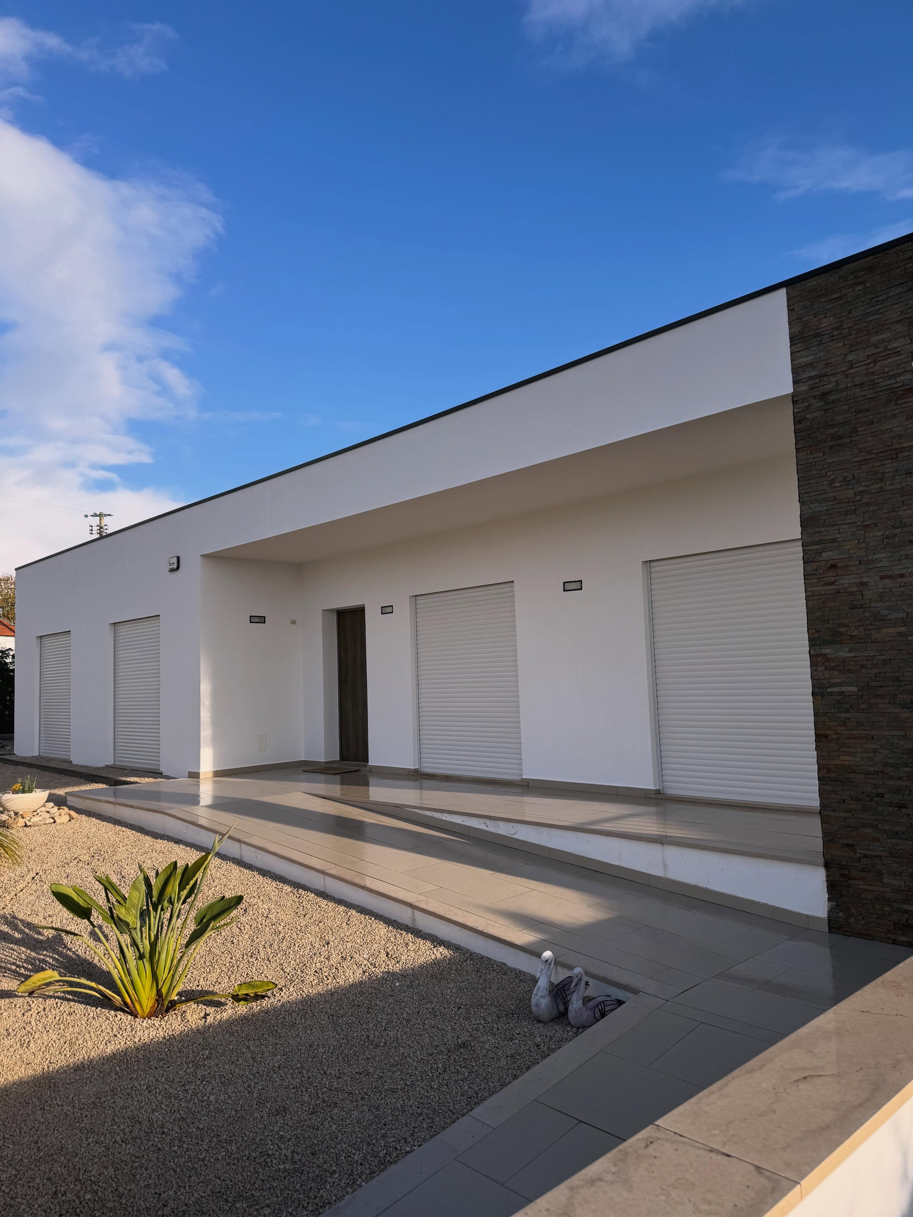 Fachada residencial publicada pelo perfil com pintura exterior.