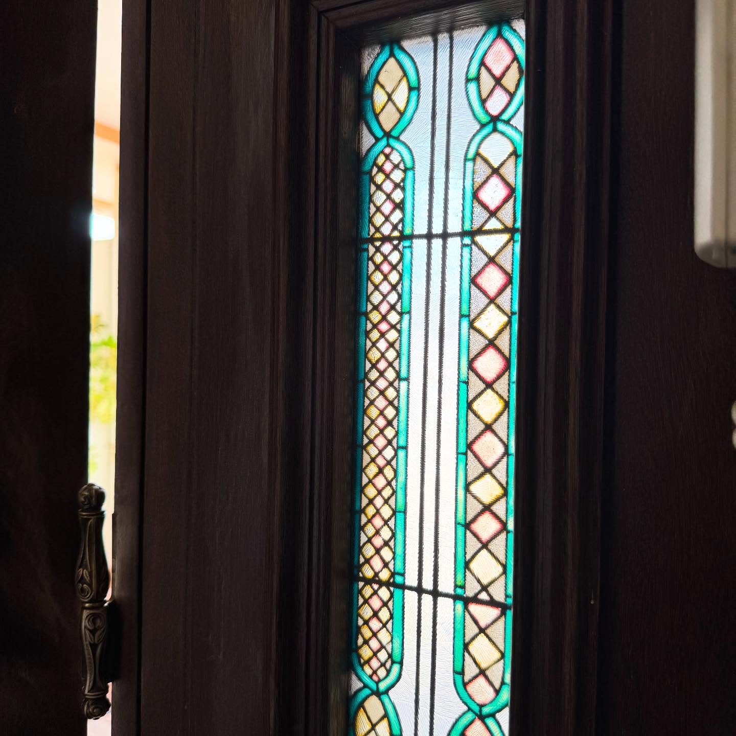 Detalhe de porta com vitrais publicado pelo perfil com pinturas e decoração.